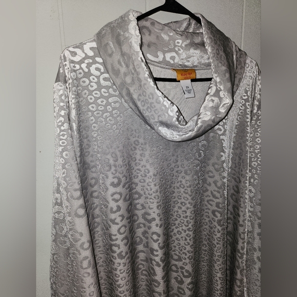 Ruby Ted NWOT Gorgeous Silver Velvet Cheeta Pattern Turtle Neck - Picture 3 of 16
